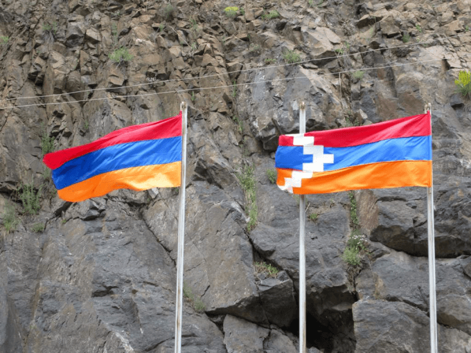 Banderas de Armenia (izq) y Nagorno Karabaj (der)