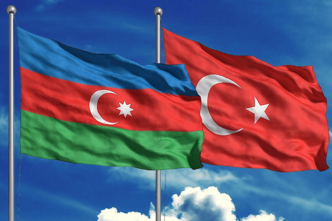 Banderas de Azerbaijan (izq) y Turquía (der)